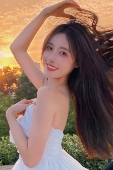 他缓慢有力的在车里撞着